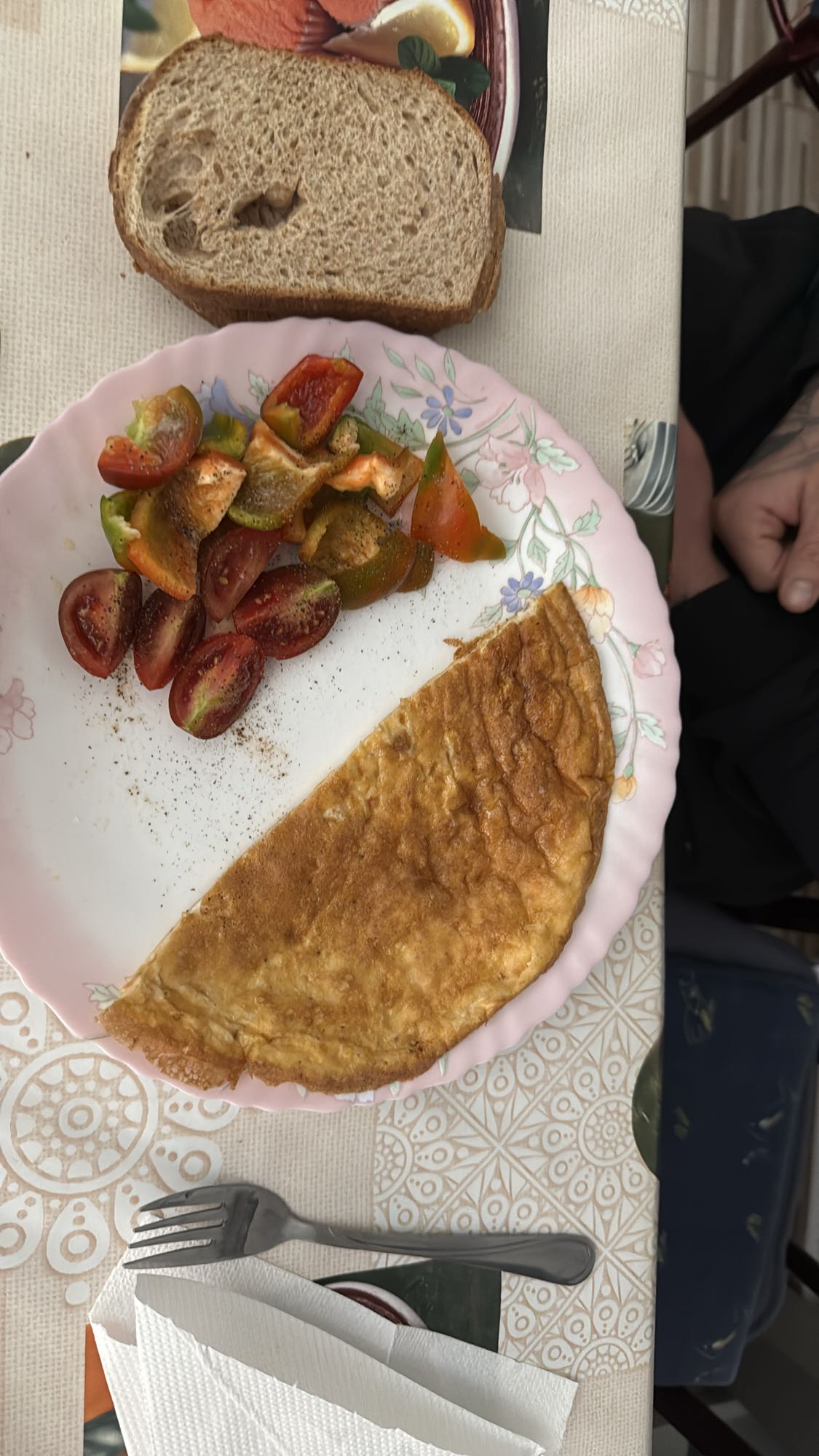 Omletă cu legume și pâine