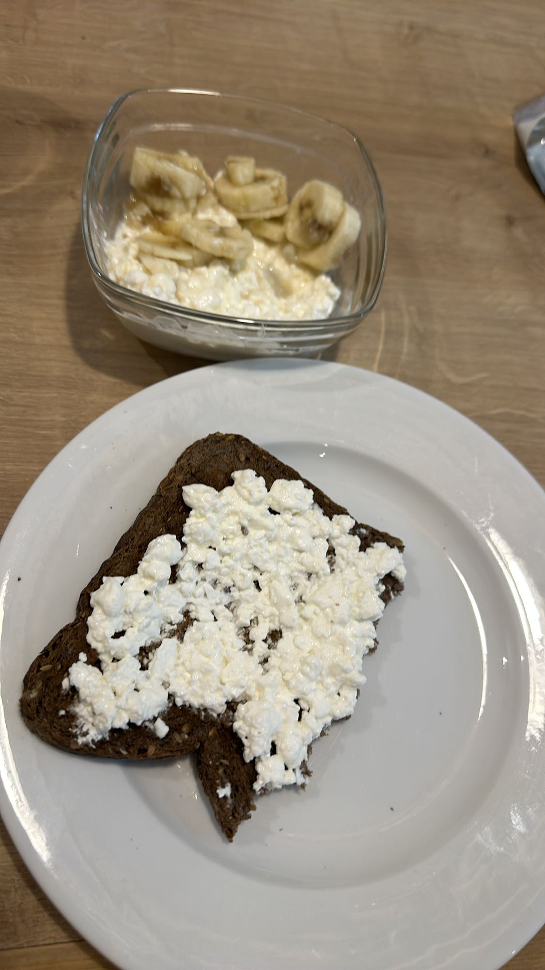 Toast cu brânză și banană