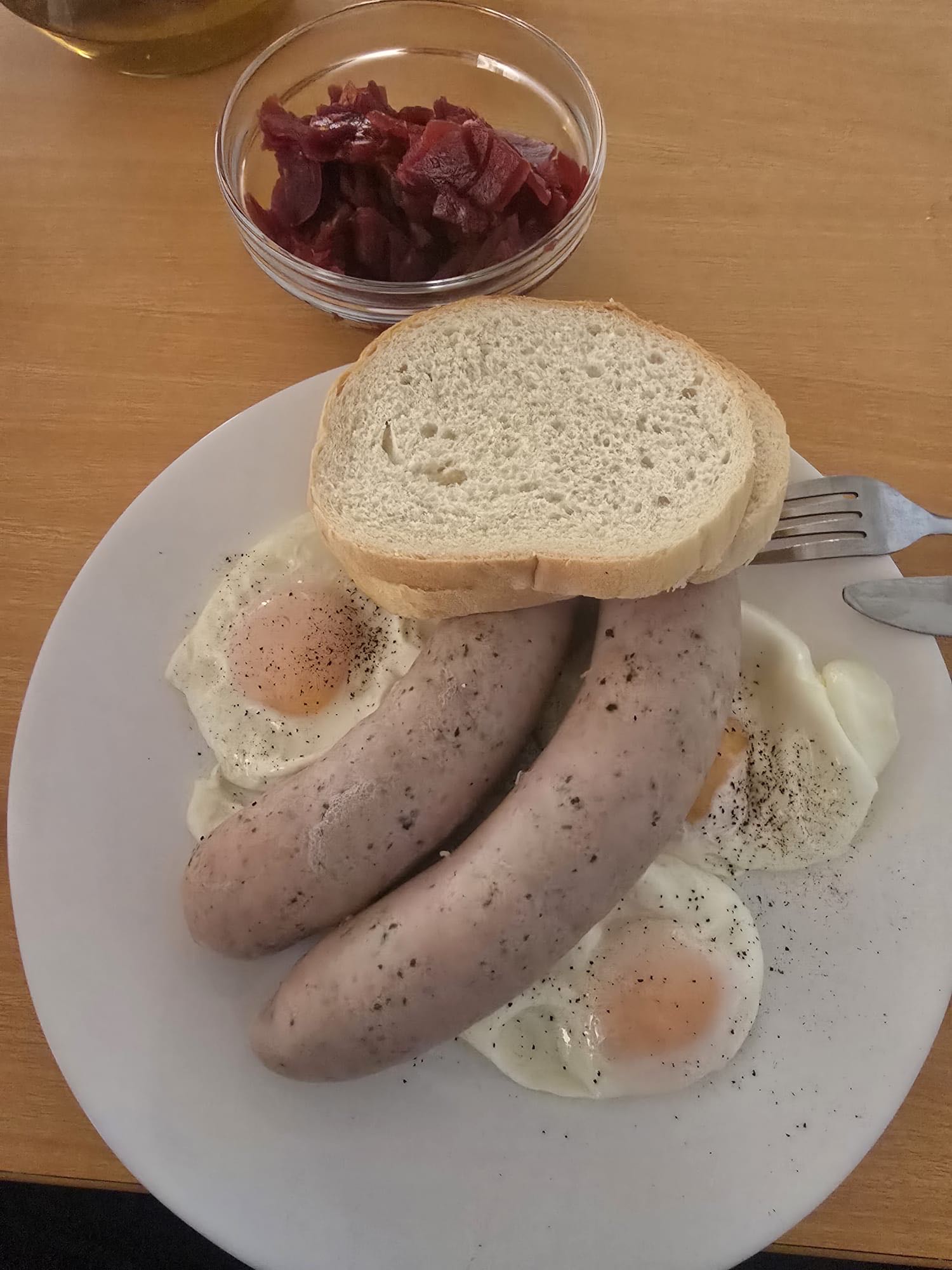 Mic dejun cu cârnați și ouă