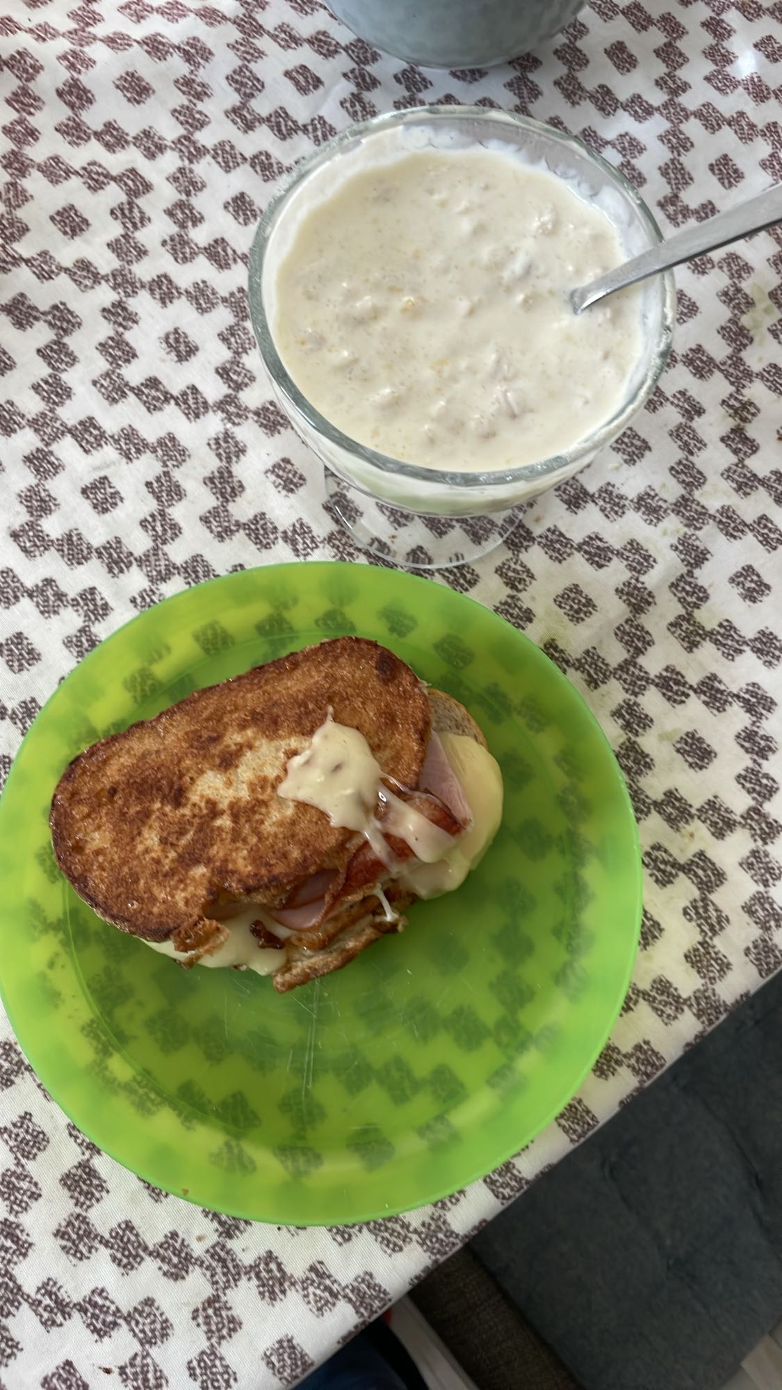 Sandviș cald și iaurt cu ovăz