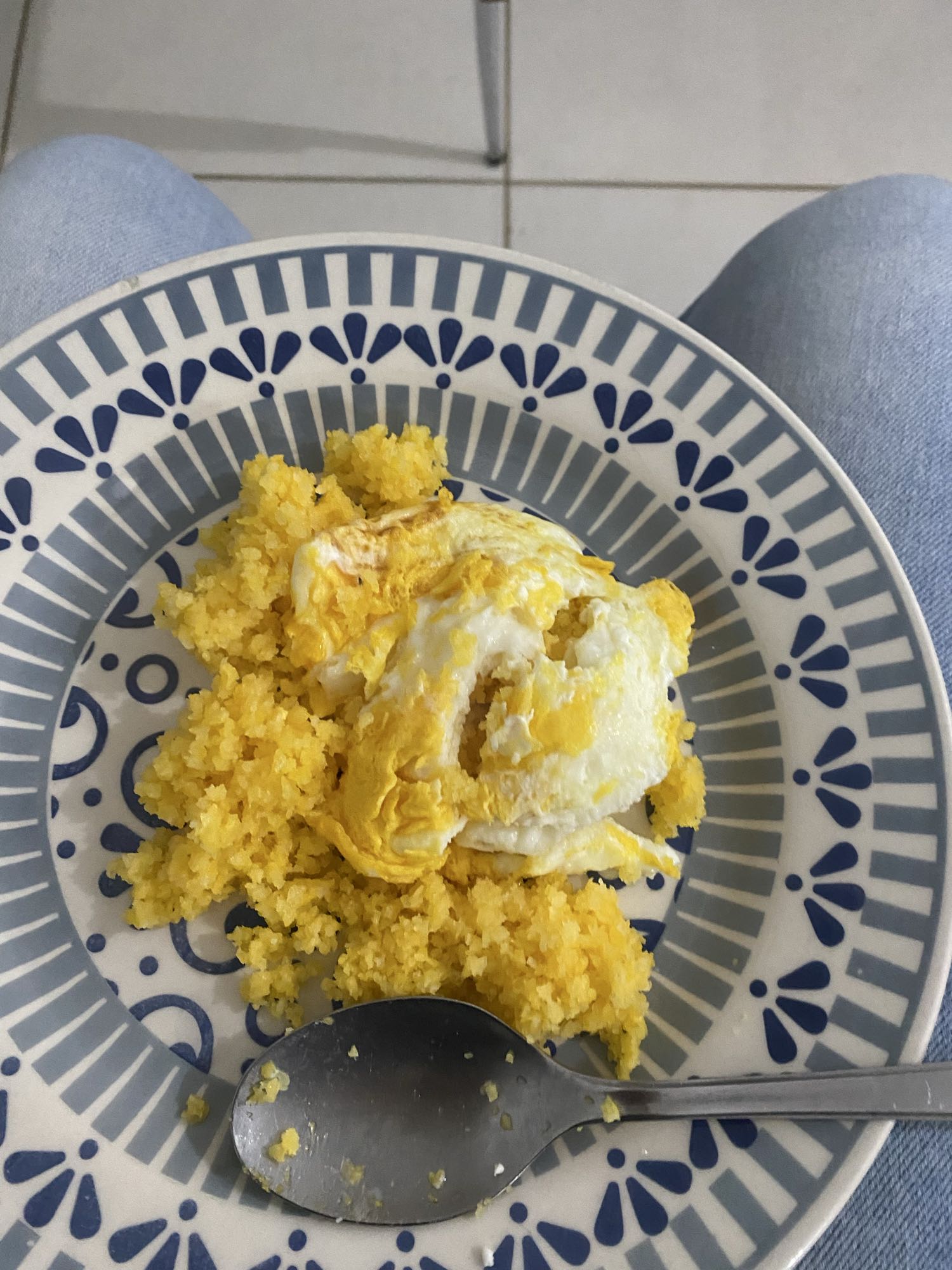 Cuscuz com ovo frito