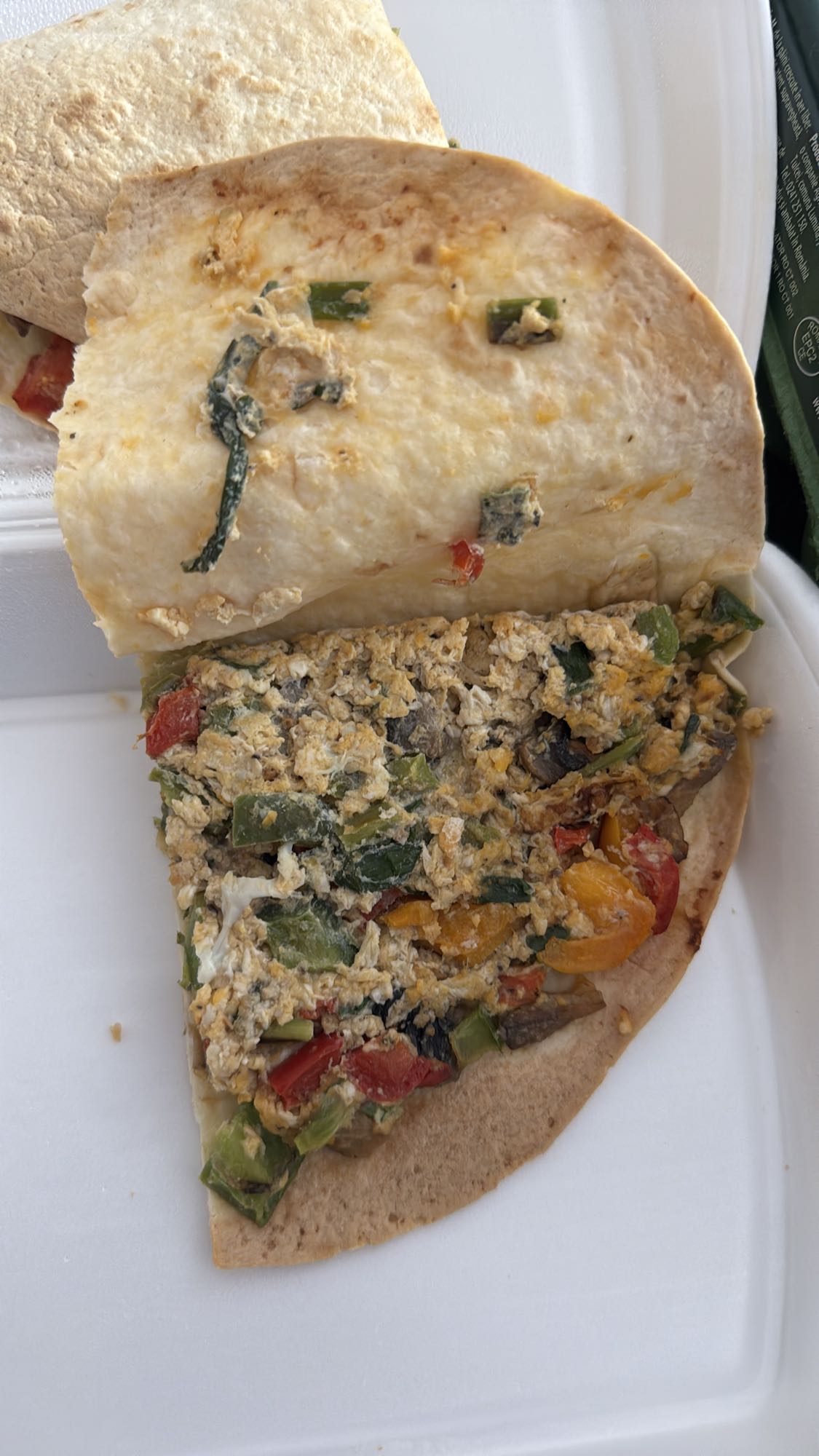 Quesadilla cu legume si ou