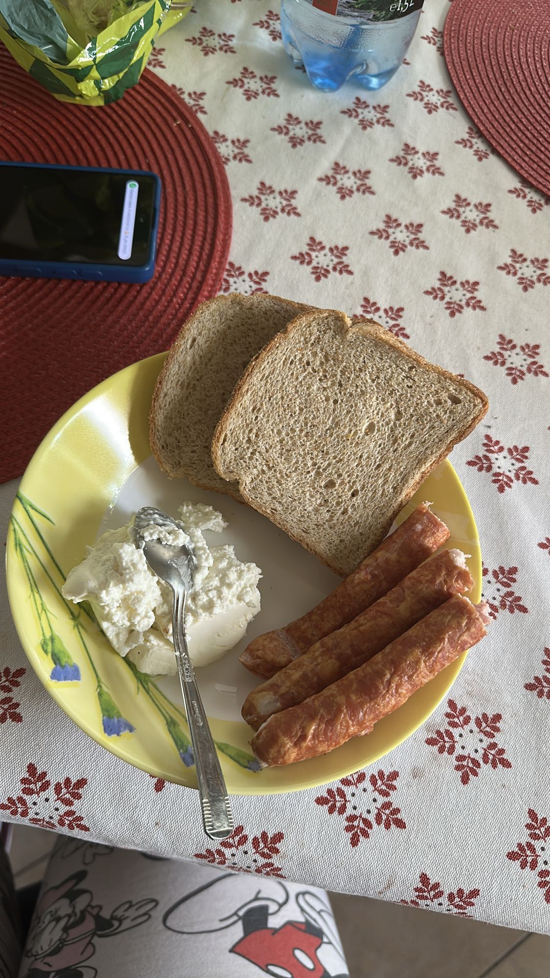 Mic dejun cu pâine și cârnați