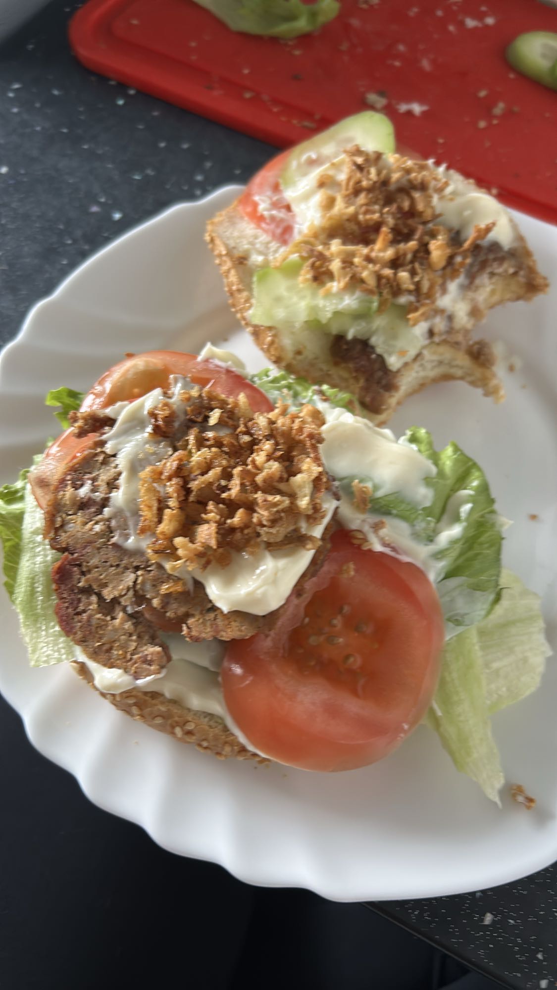 kanapka z kotletem i warzywami