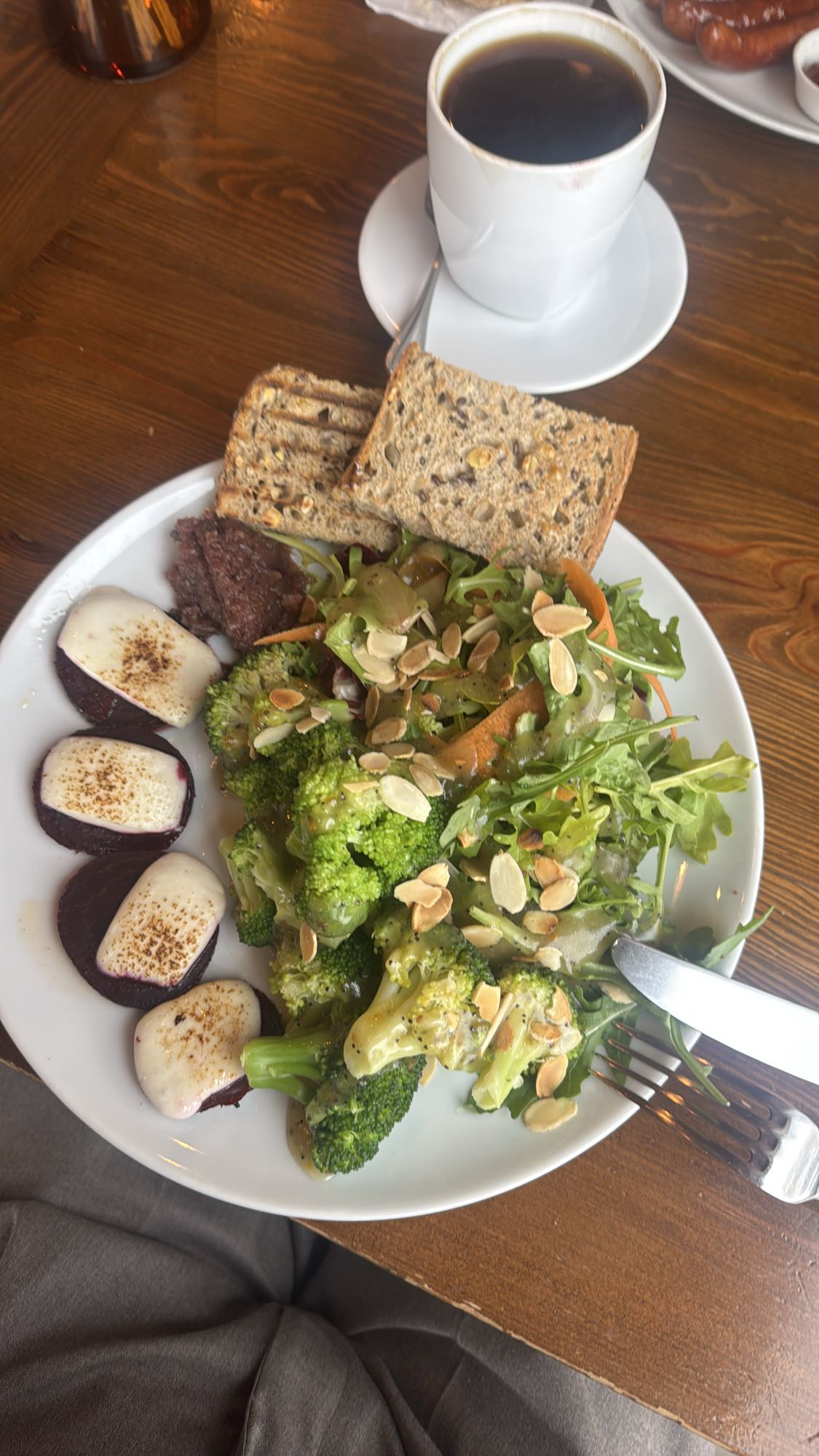 Sałatka z brokułami i pieczywem