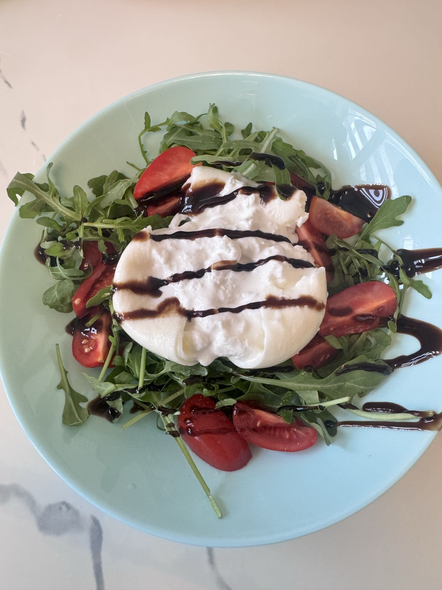 Салат с бурратой и рукколой