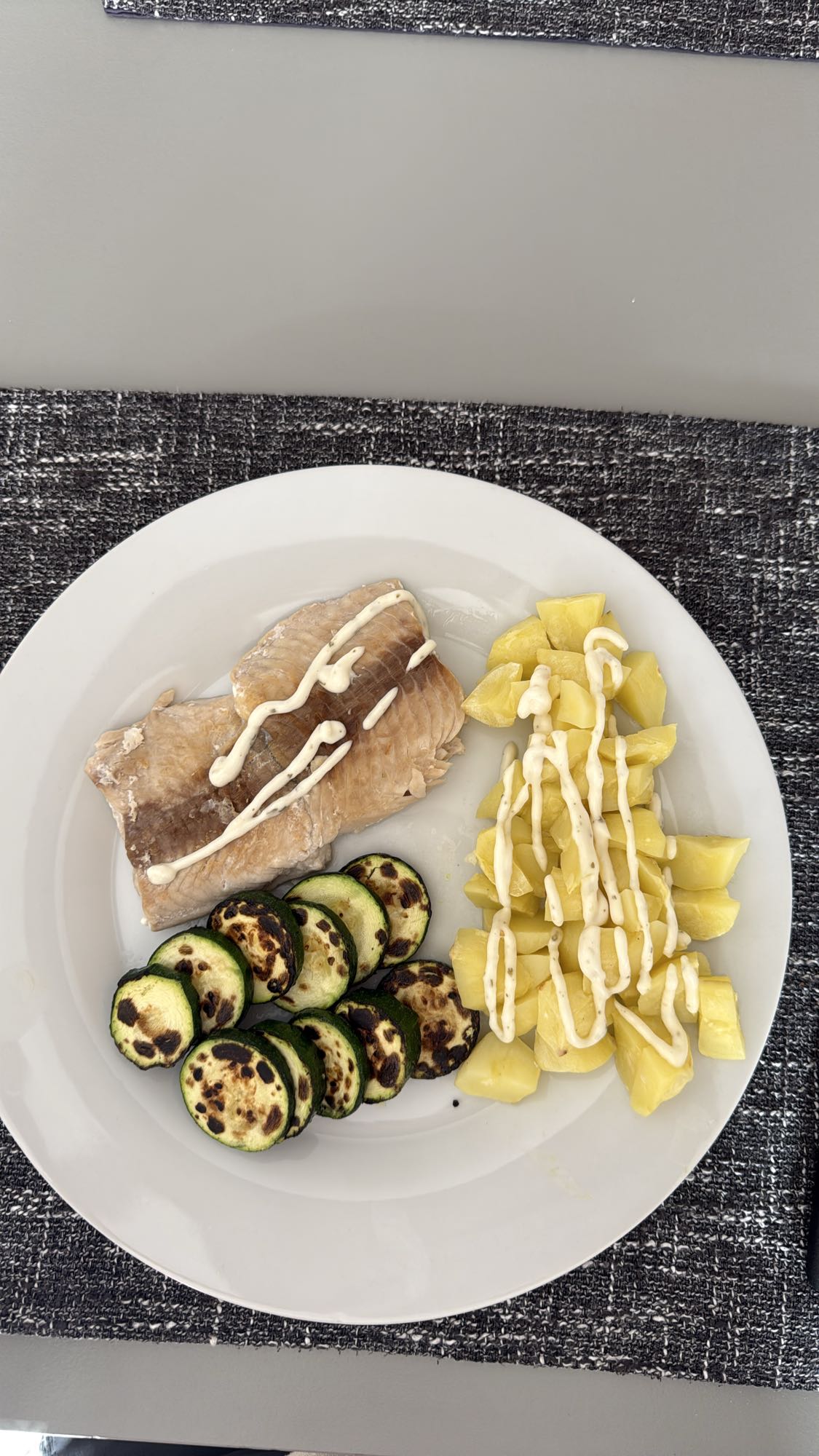 Pește cu cartofi și dovlecei