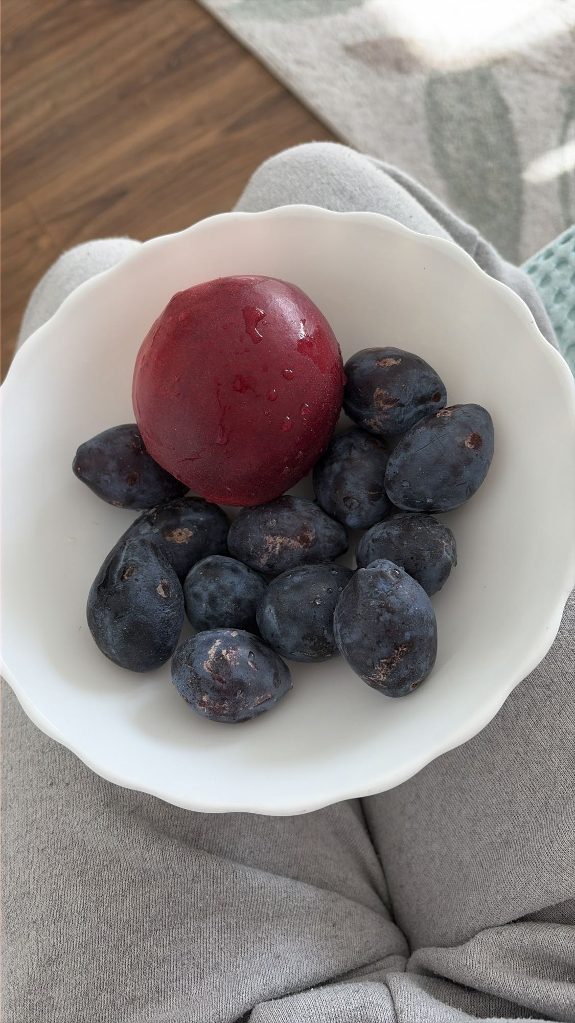 Prune și o nectarină