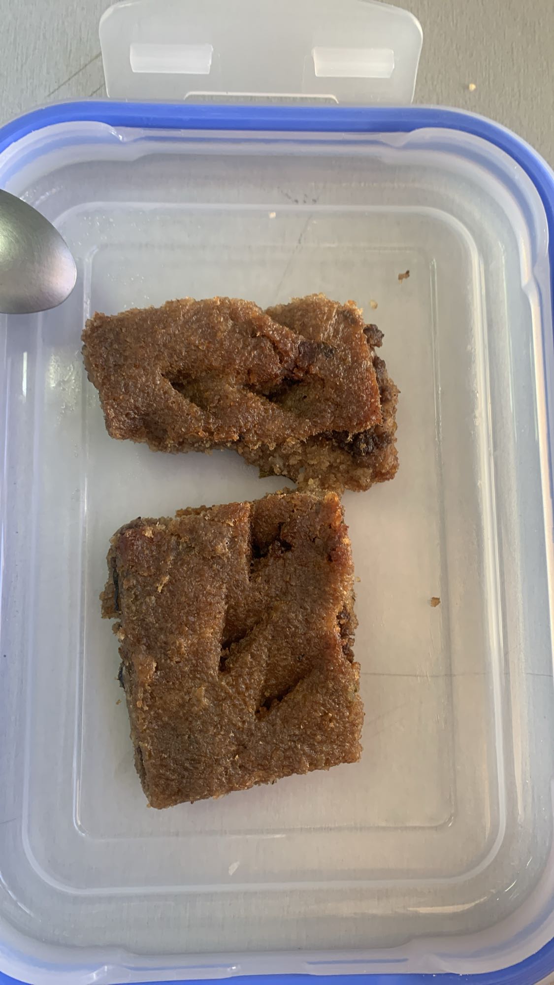 Date-filled semolina bars