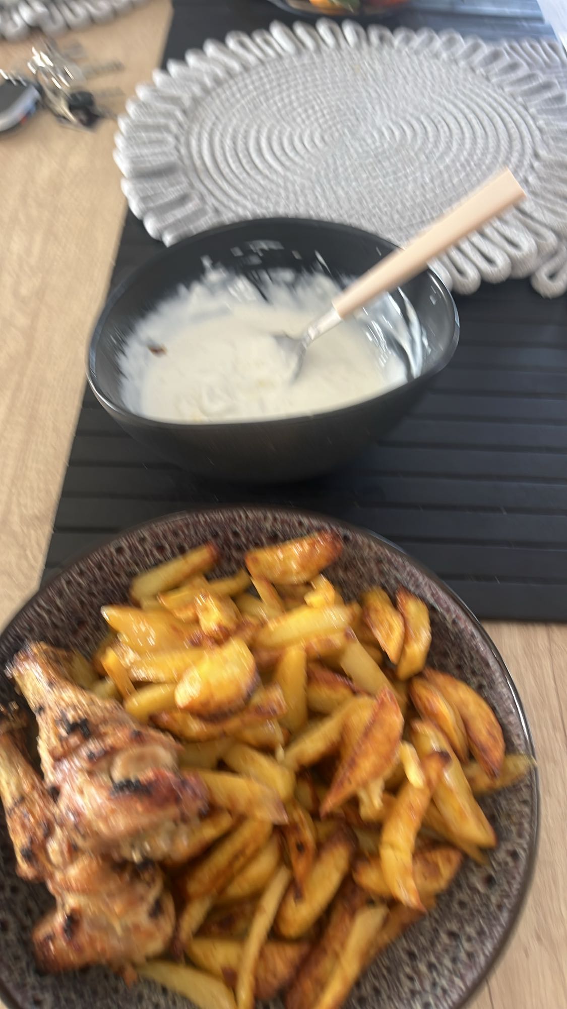 Cartofi cu aripioare și sos