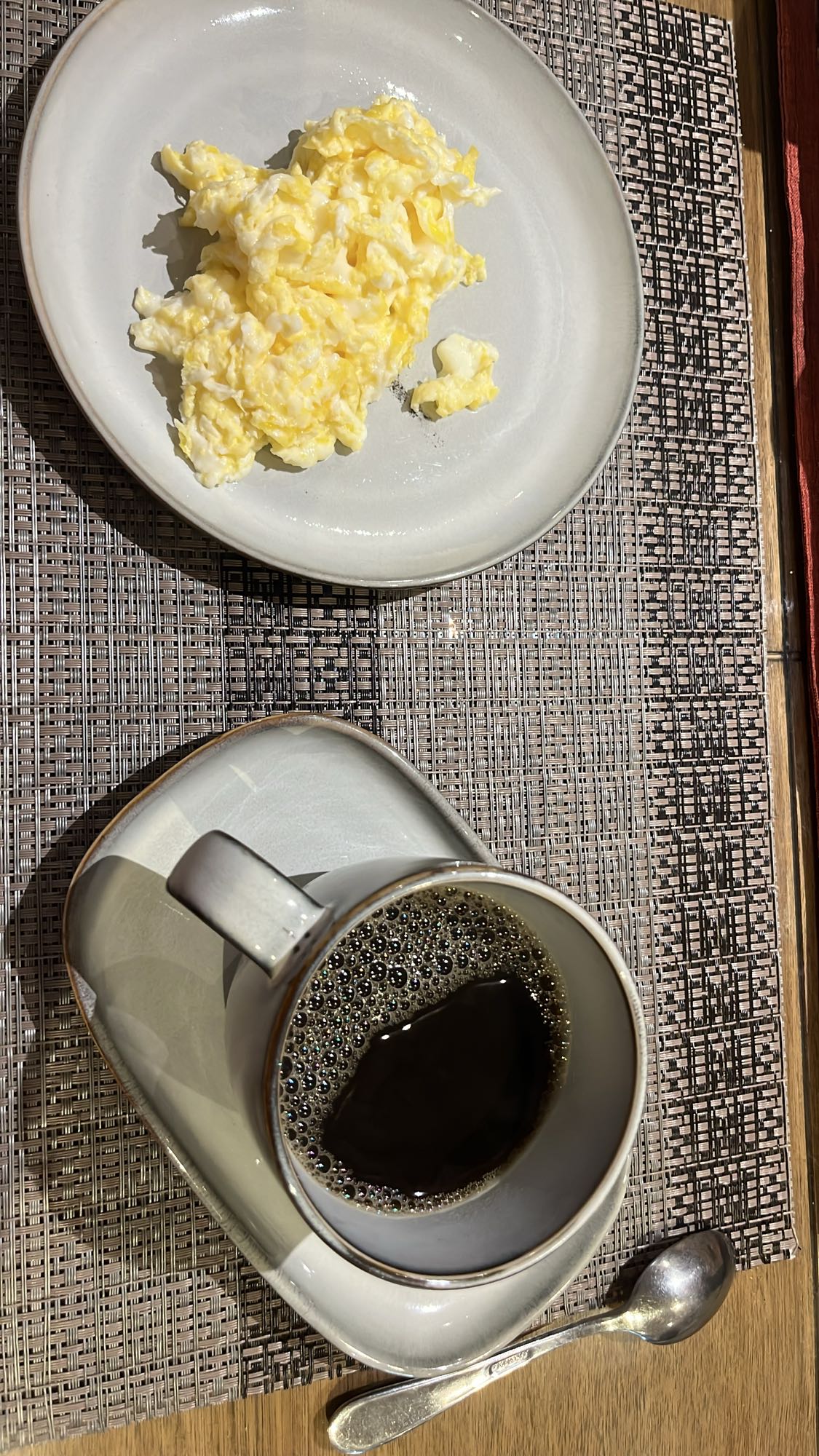 huevos revueltos y café