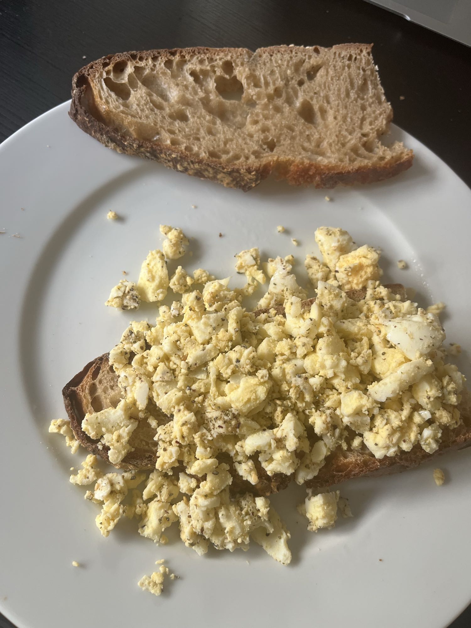 Oeufs brouillés sur pain