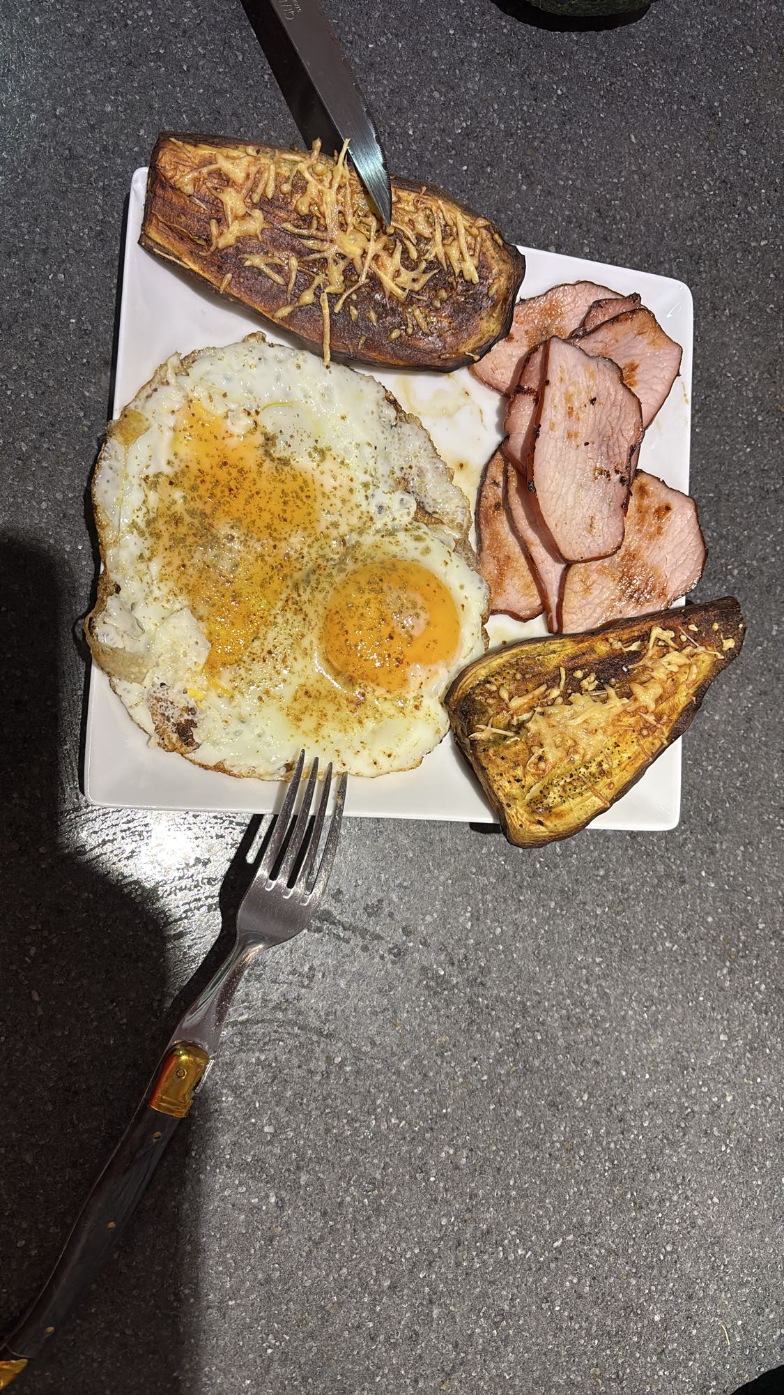 œufs et aubergines grillées