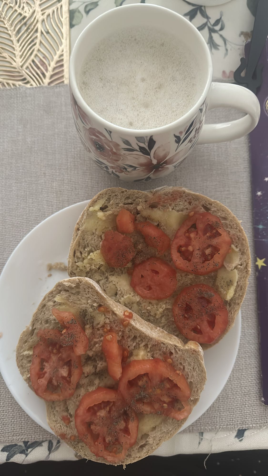 Kanapki z pomidorem i kawa