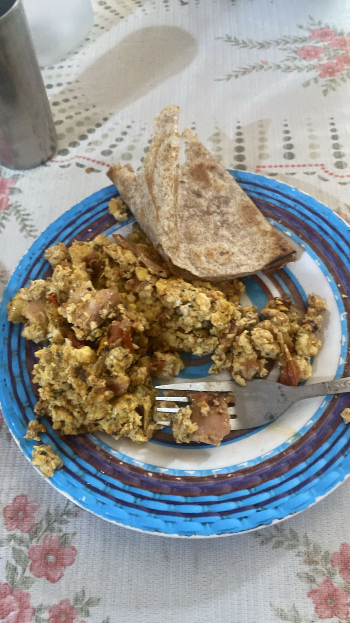 Huevos con salchicha y tortilla