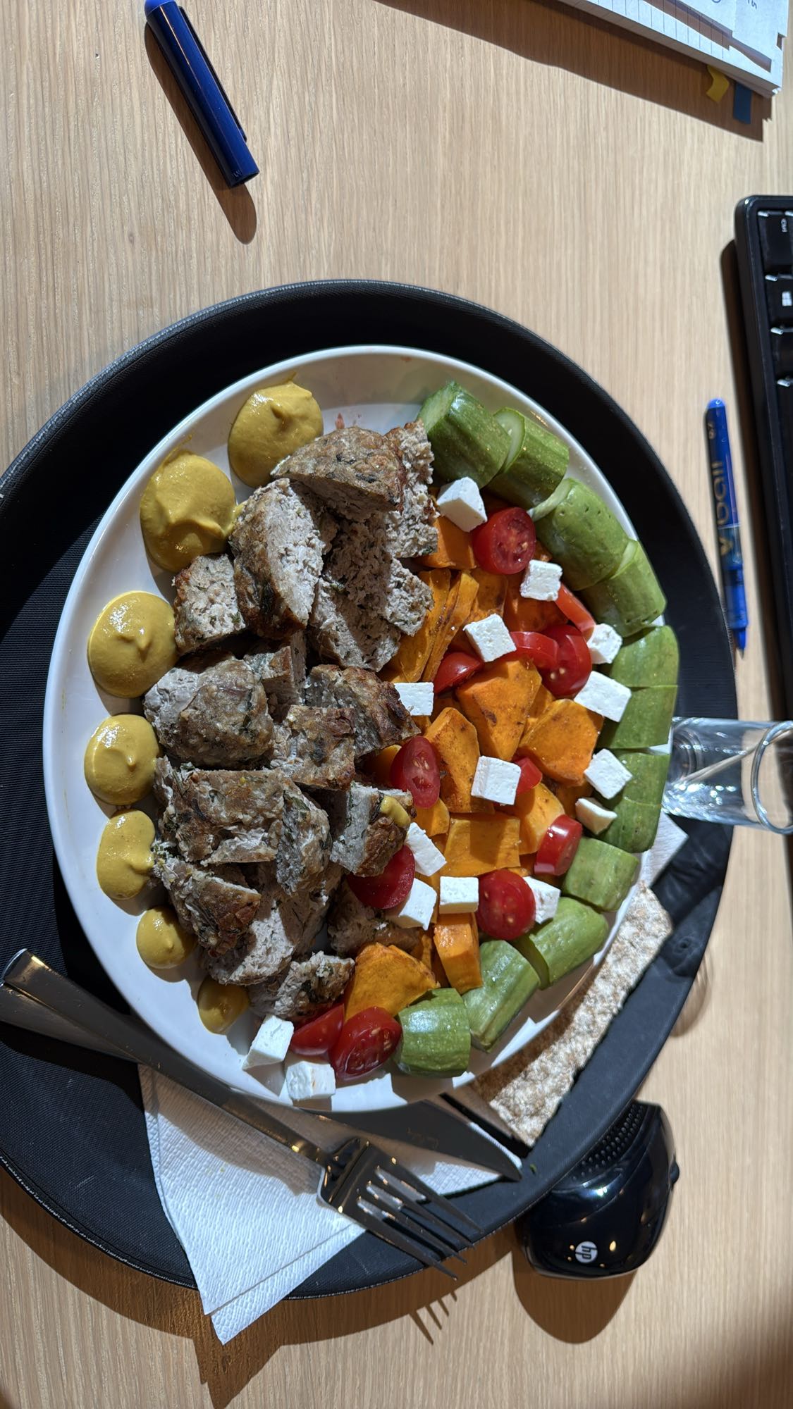 Μπολ με κεφτεδάκια και λαχανικά