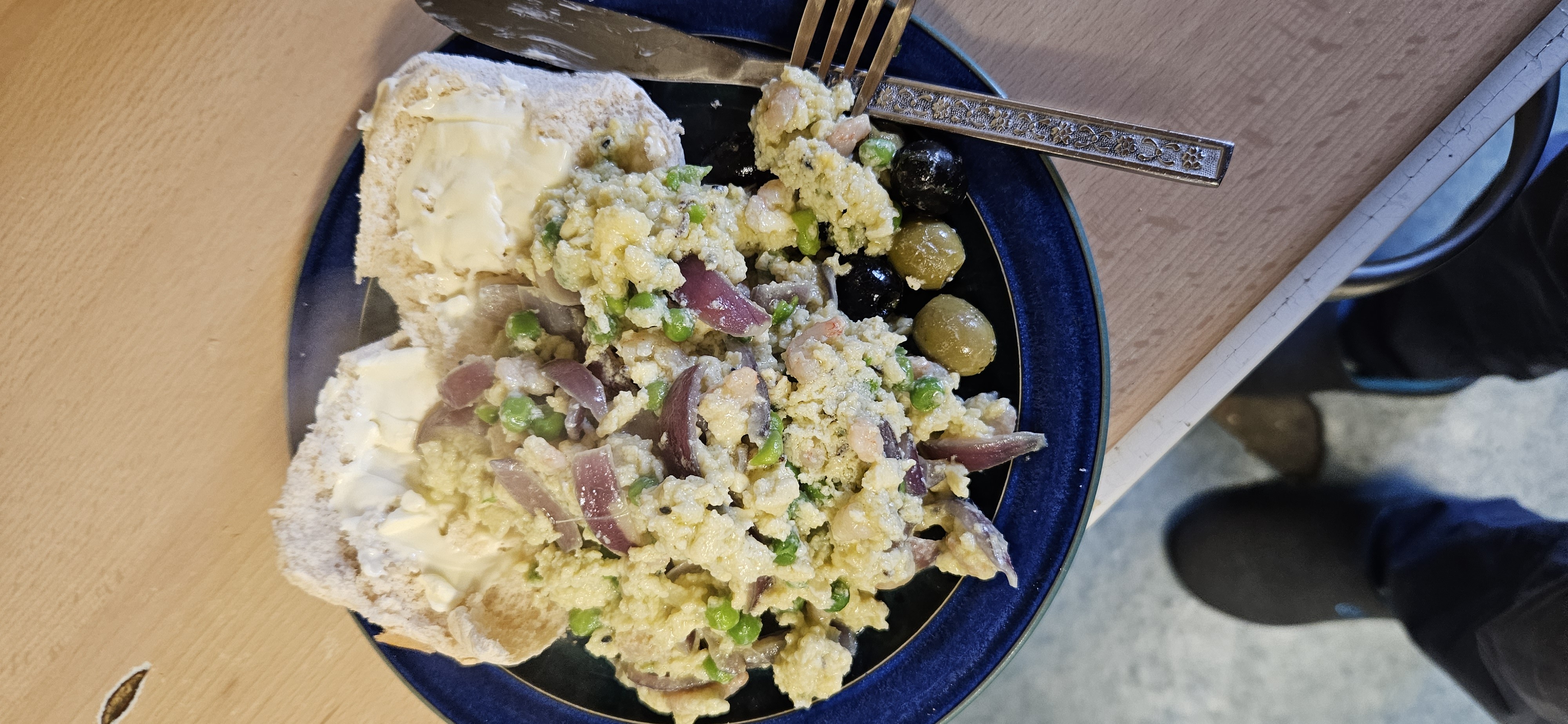 Scrambled eggs with bread