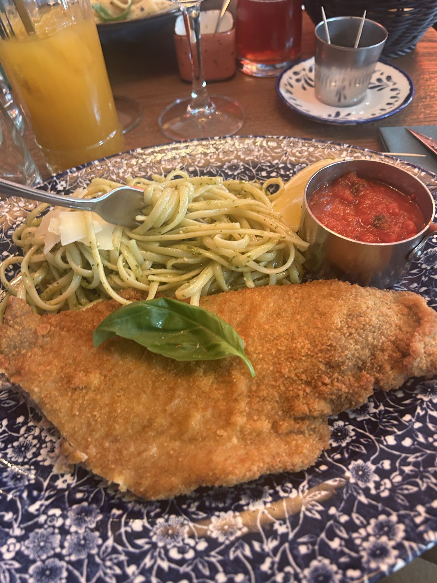 Escalope panée et pâtes pesto