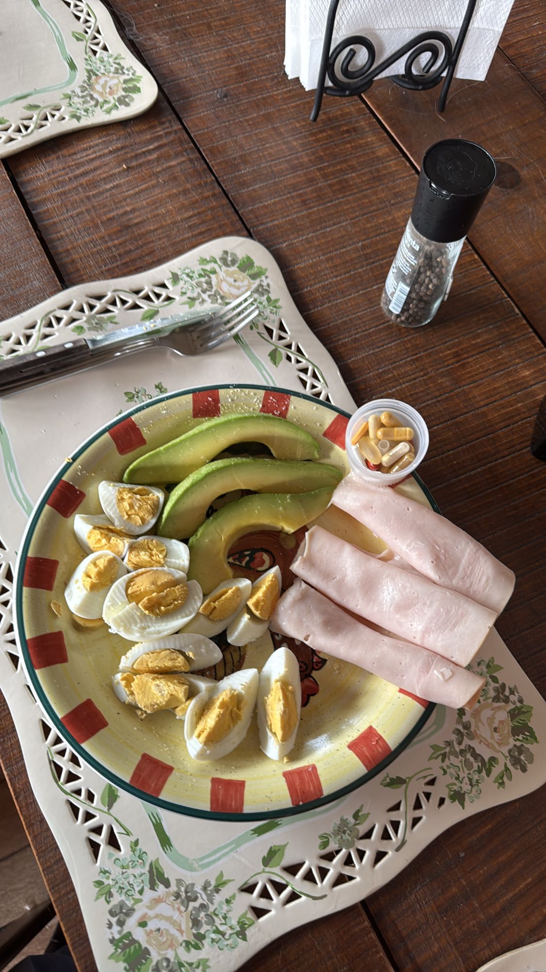 Desayuno con huevo y aguacate