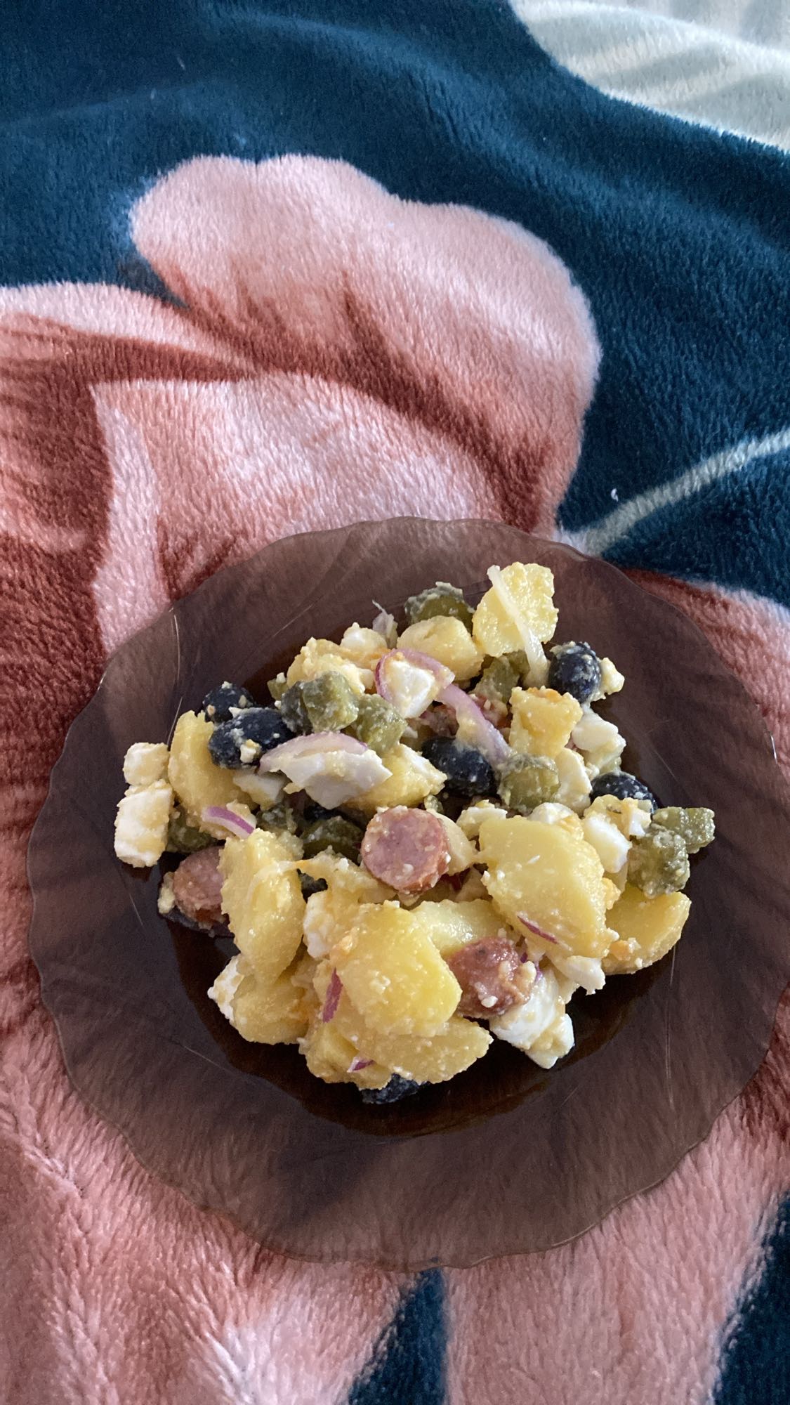 Salată cu cartofi și cârnați