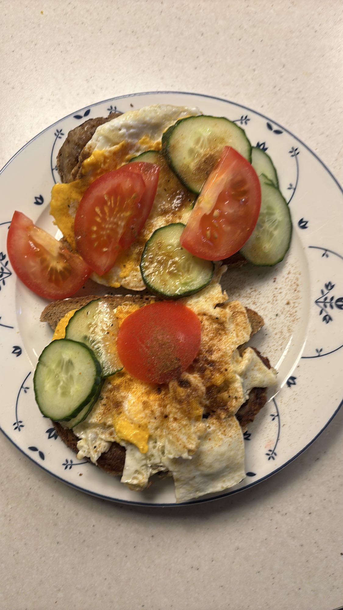 Eggs på grovbrød med grønnsaker