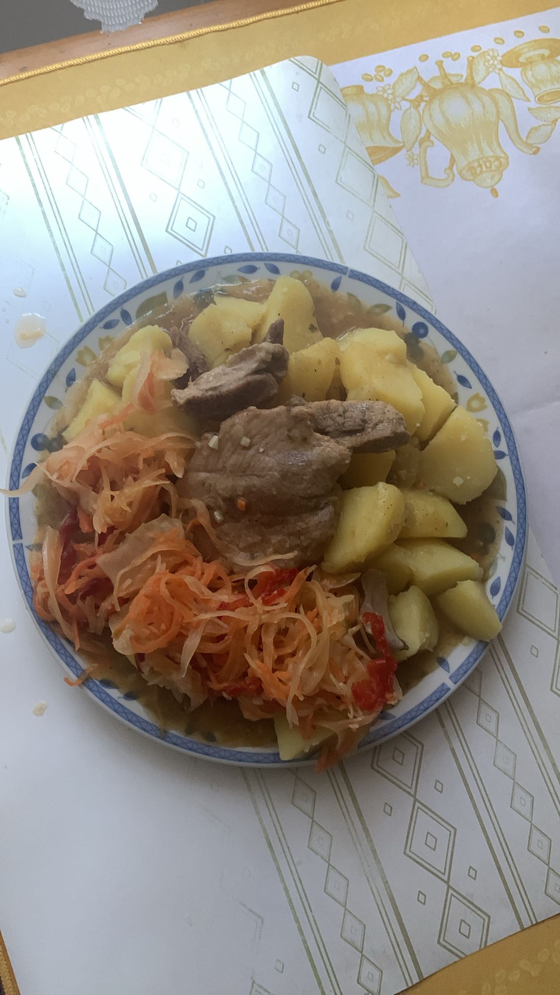 Ziemniaki z mięsem i surówką