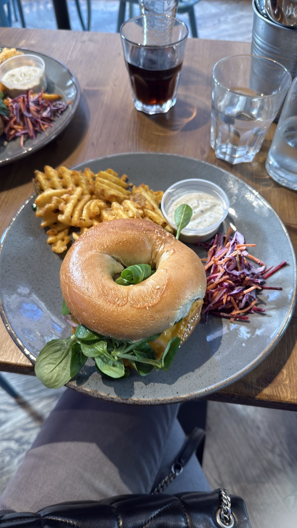 Bagel met friet en salade