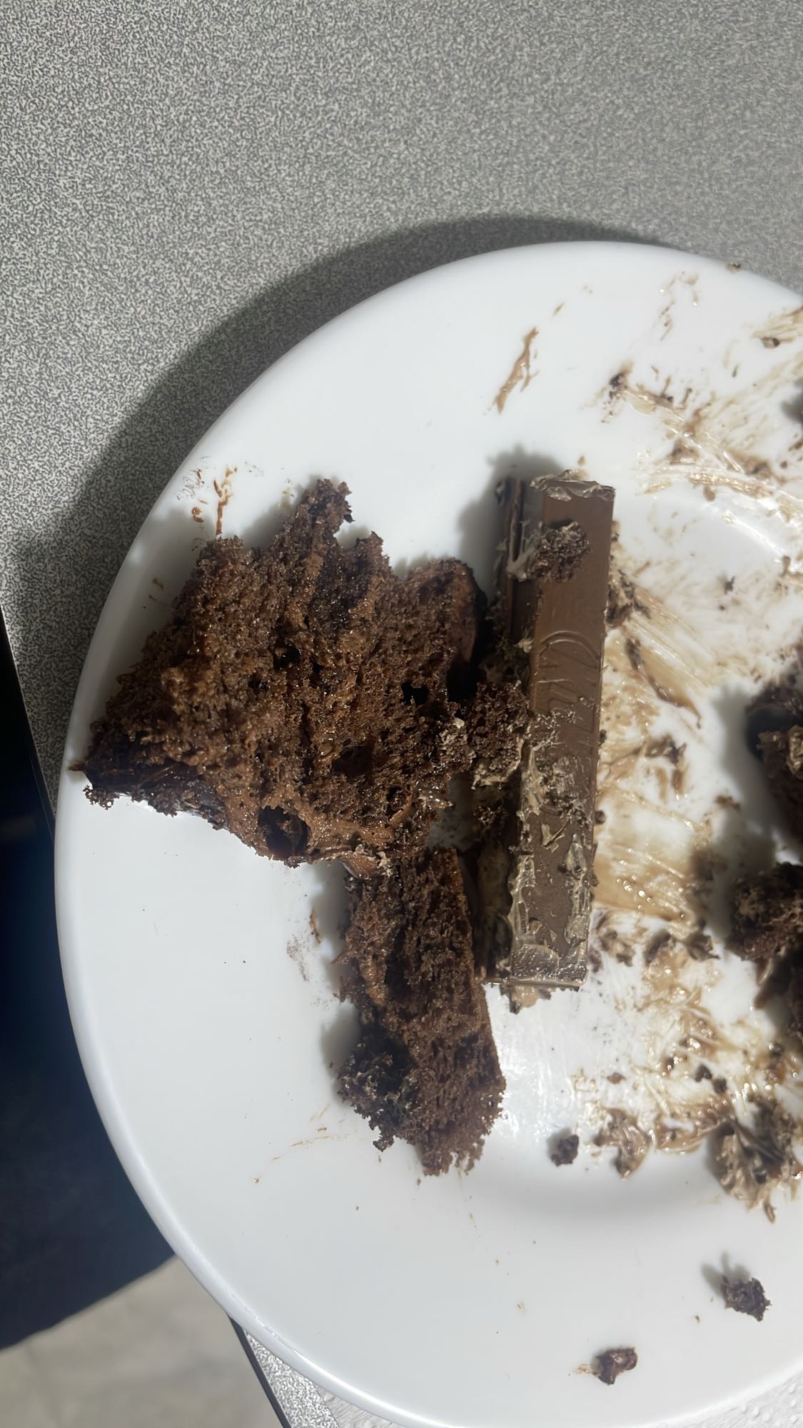 Chocolate cake with KitKat