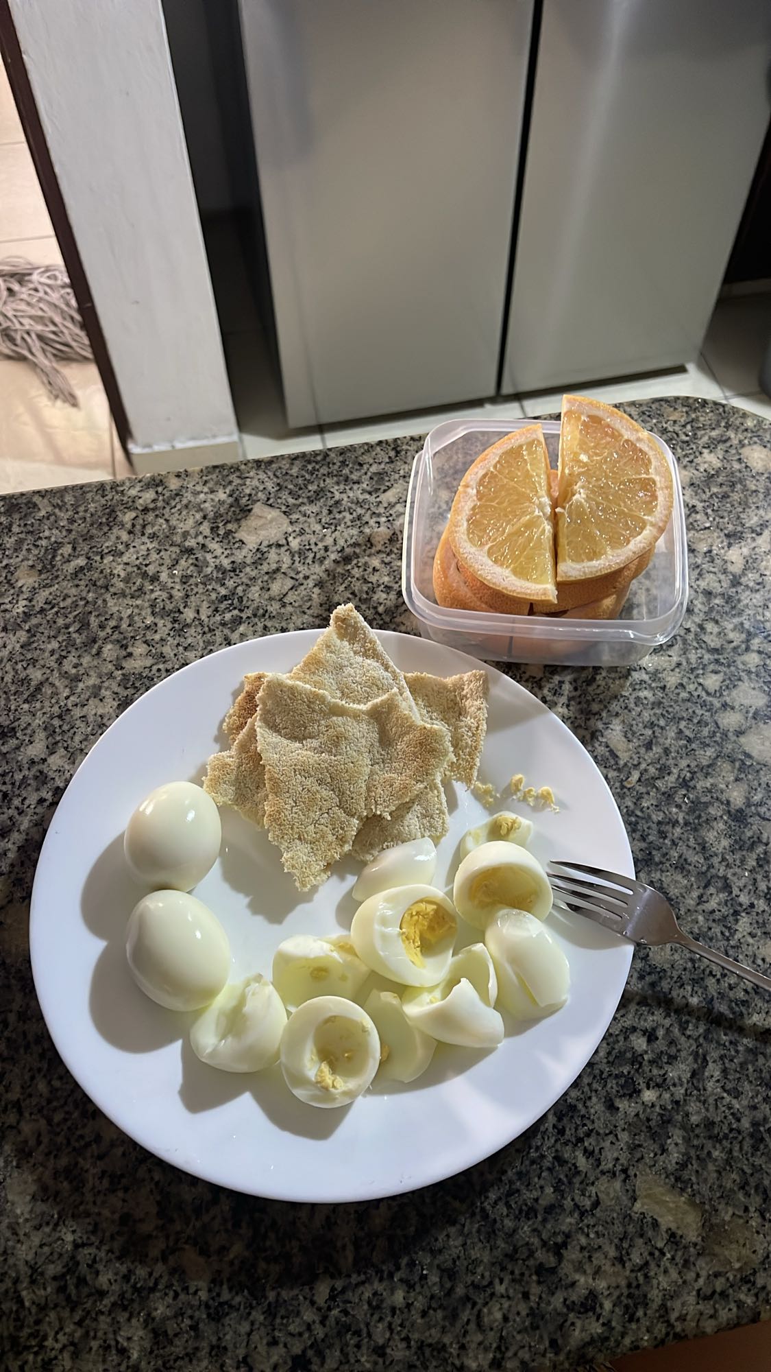 Desayuno con huevo y fruta