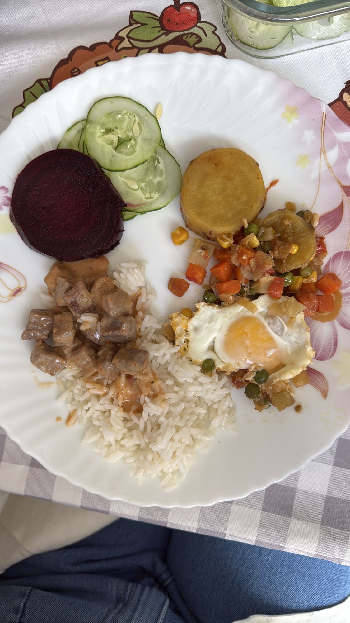 Prato variado com arroz