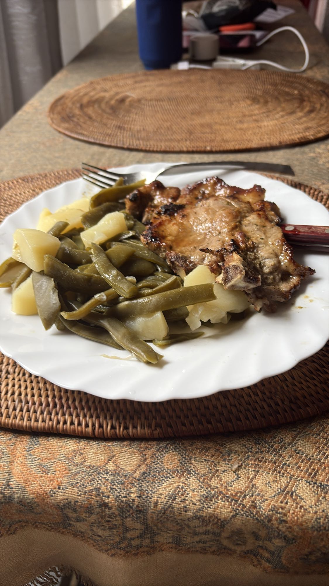 Chuleta con judías y papas