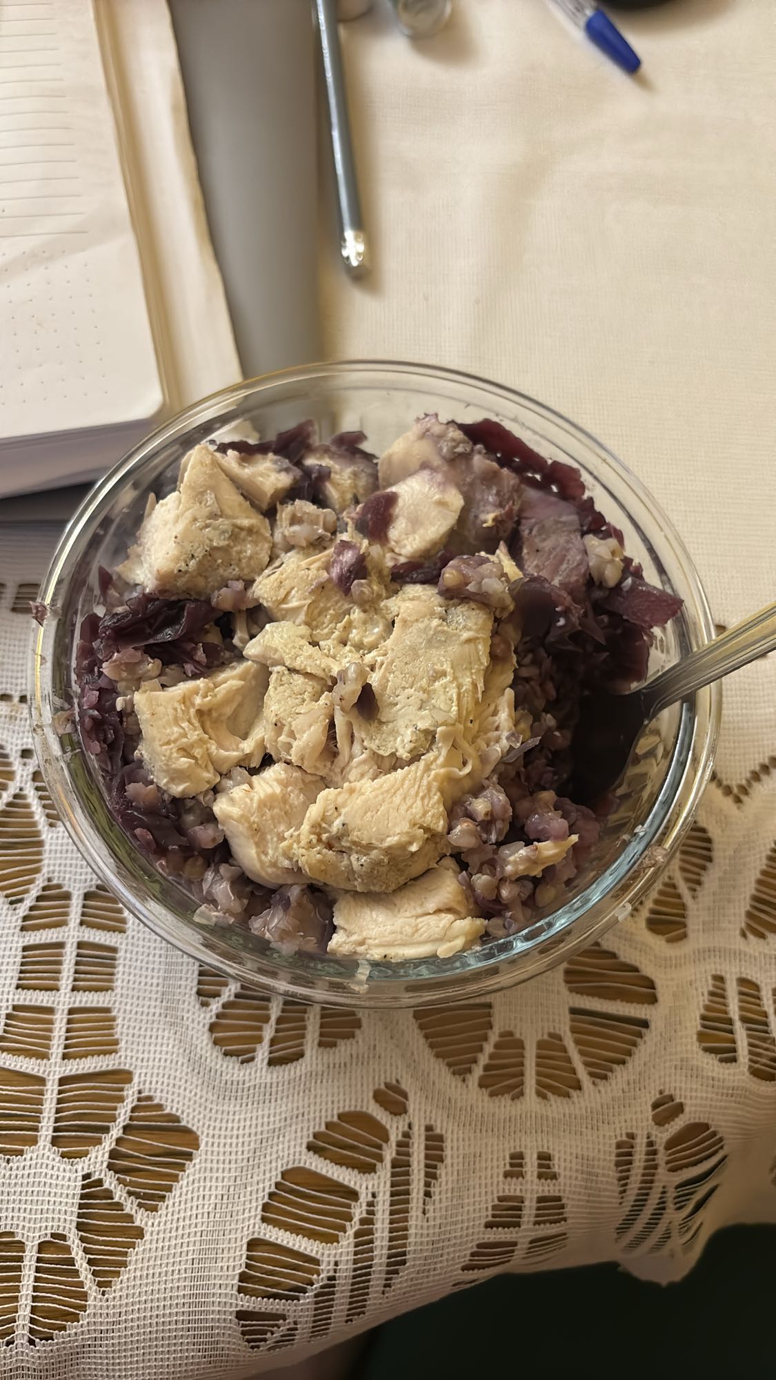 Kurczak z kaszą i czerwoną kapustą