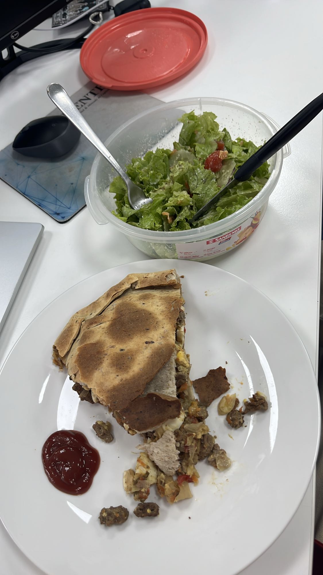 Empanada y ensalada mixta