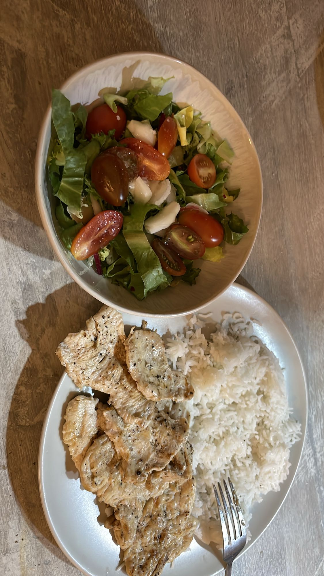 Piept de pui cu orez și salată