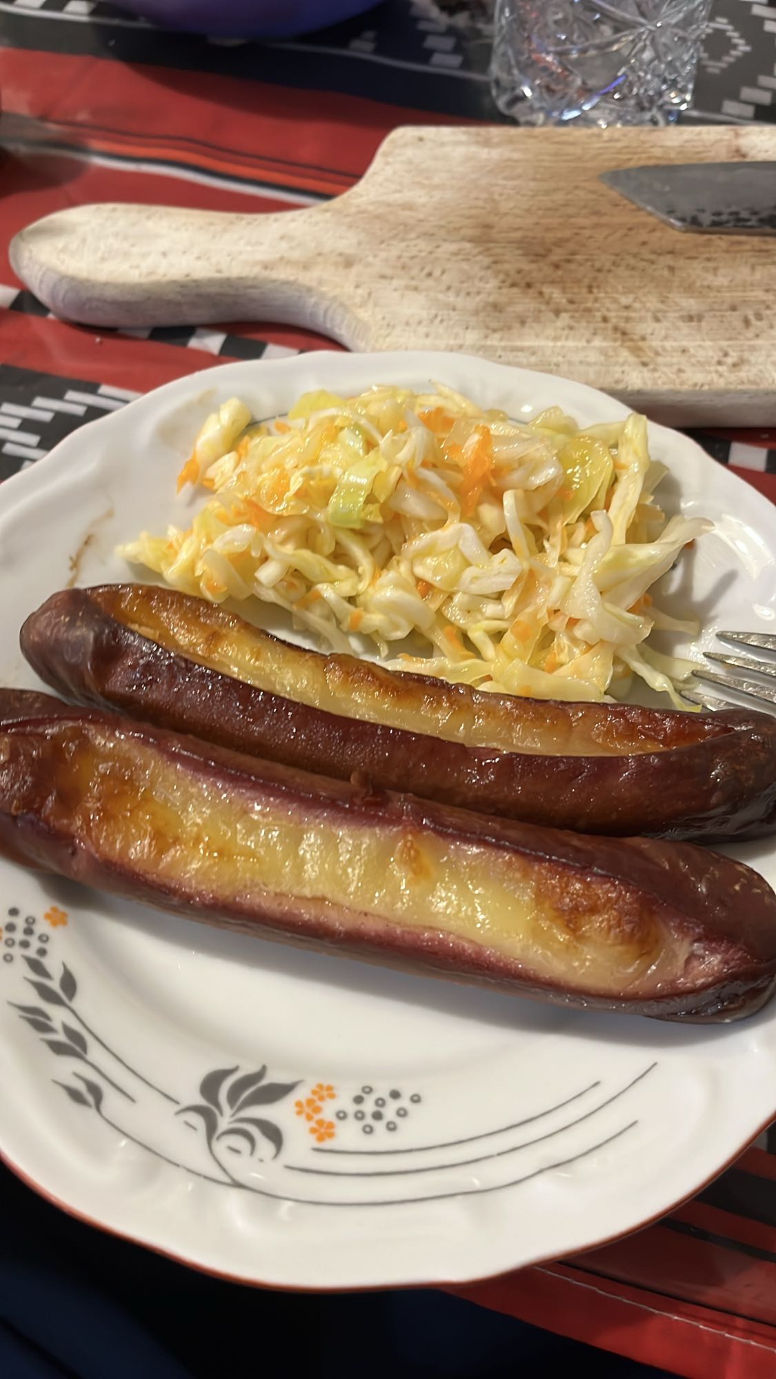 Печени наденици със салата