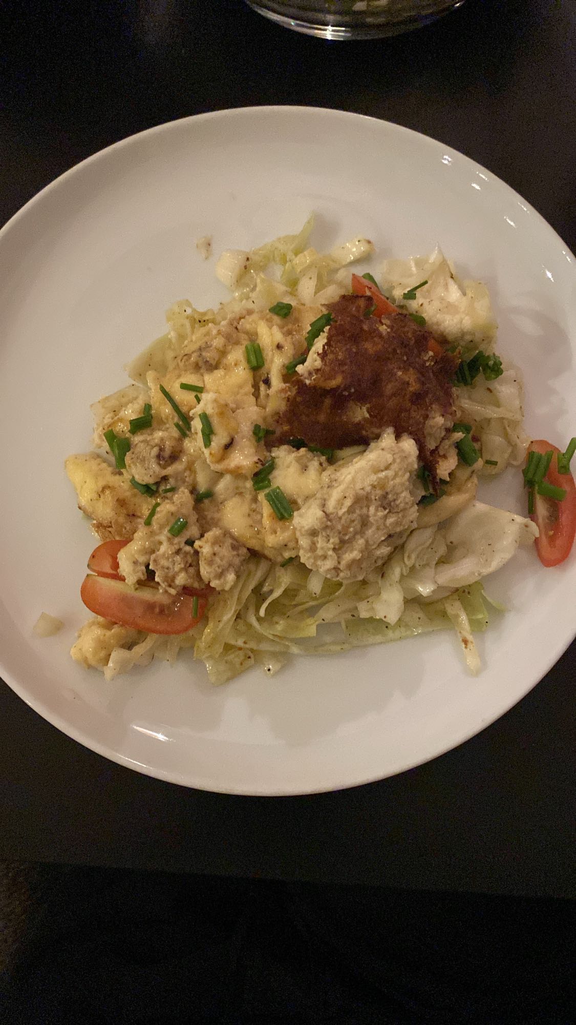 Äggröra med kål och tomat