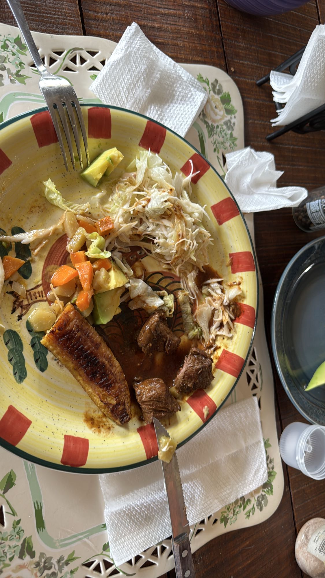 carne con plátano y ensalada