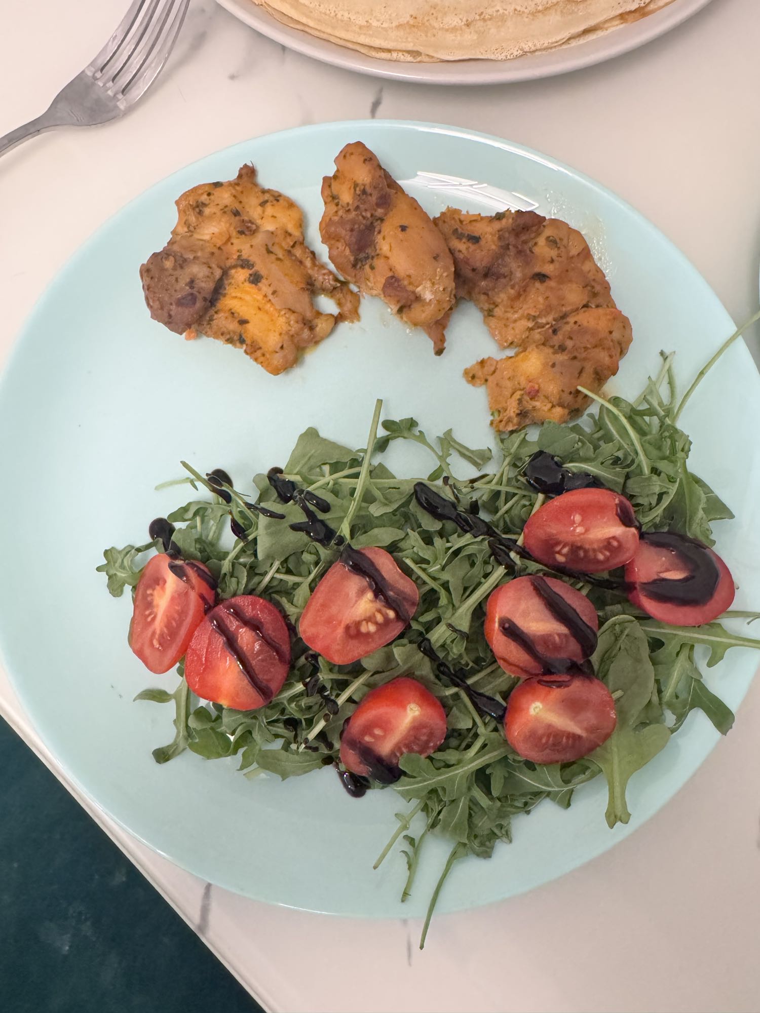 Курица с салатом