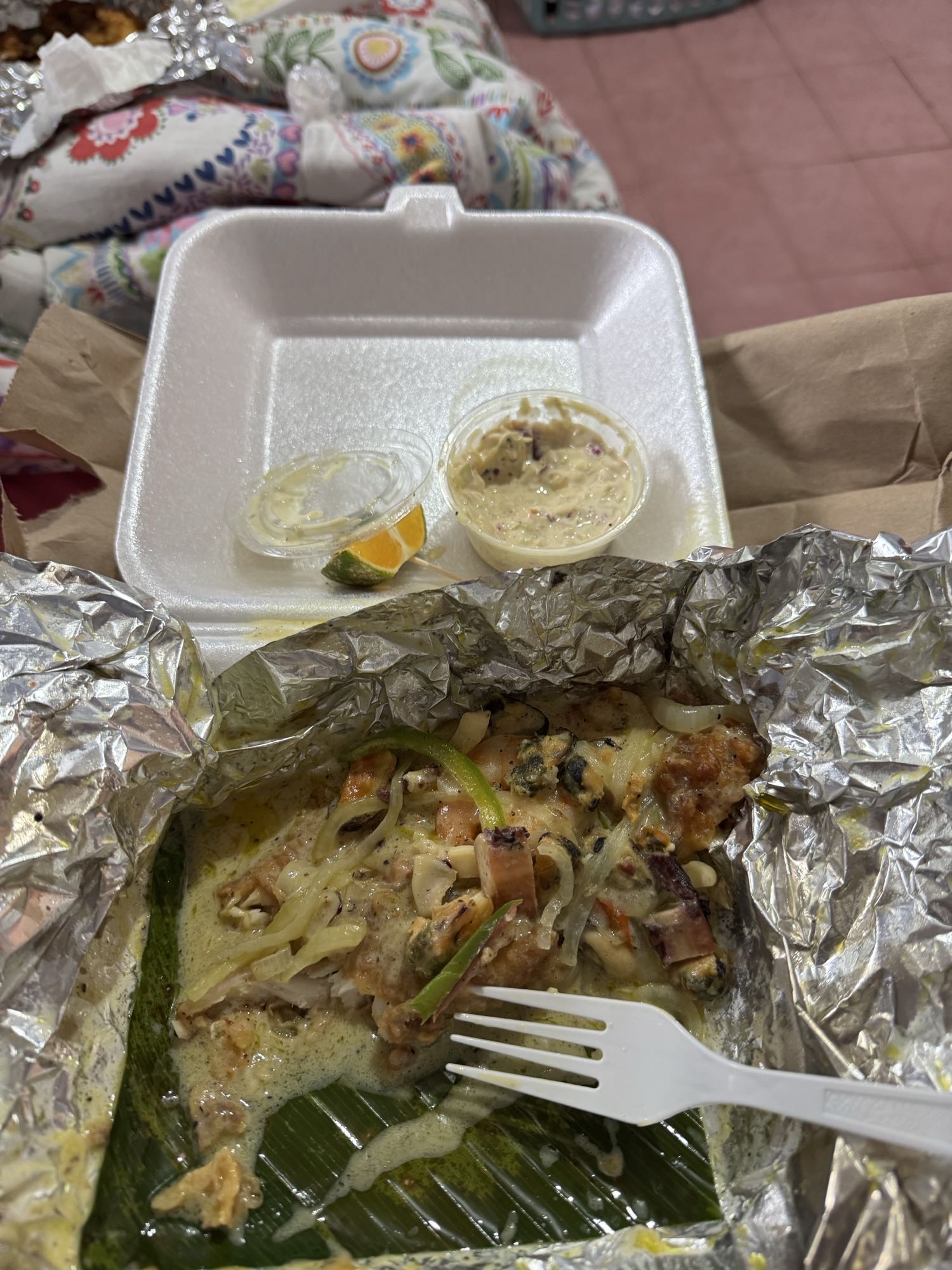 Filete de pescado frito con salsa de mariscos y yuca frita