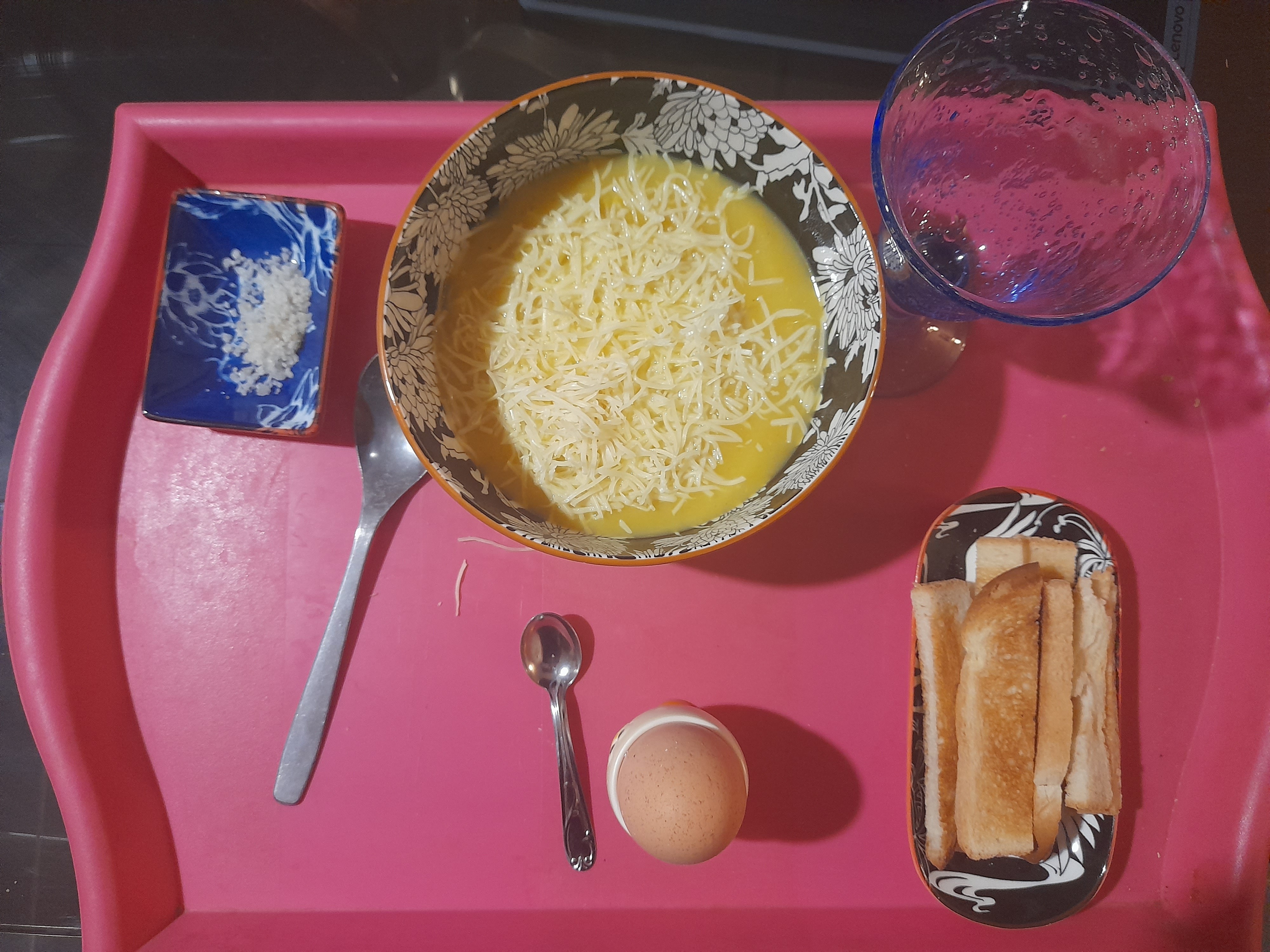 Soupe fromage, œuf, pain