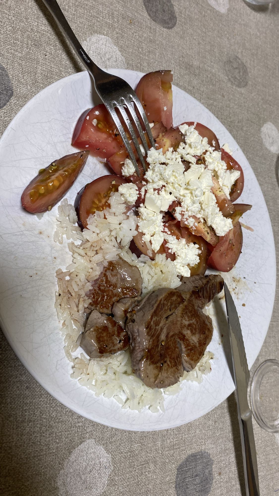 Carne, arroz y ensalada