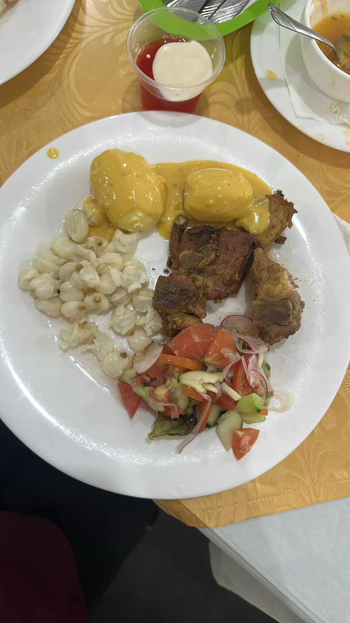 Plato con carne y papas