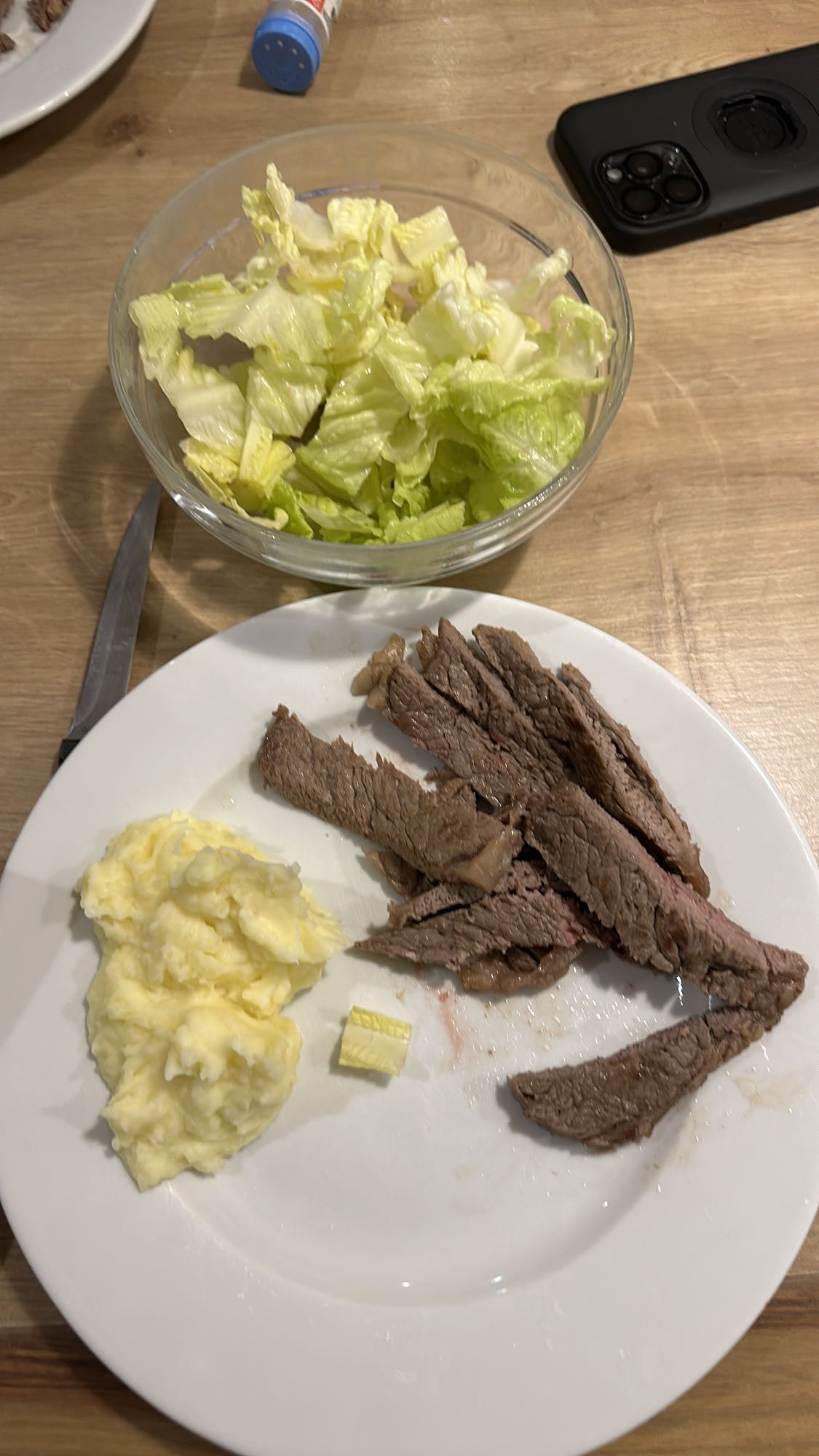 Friptură cu piure și salată