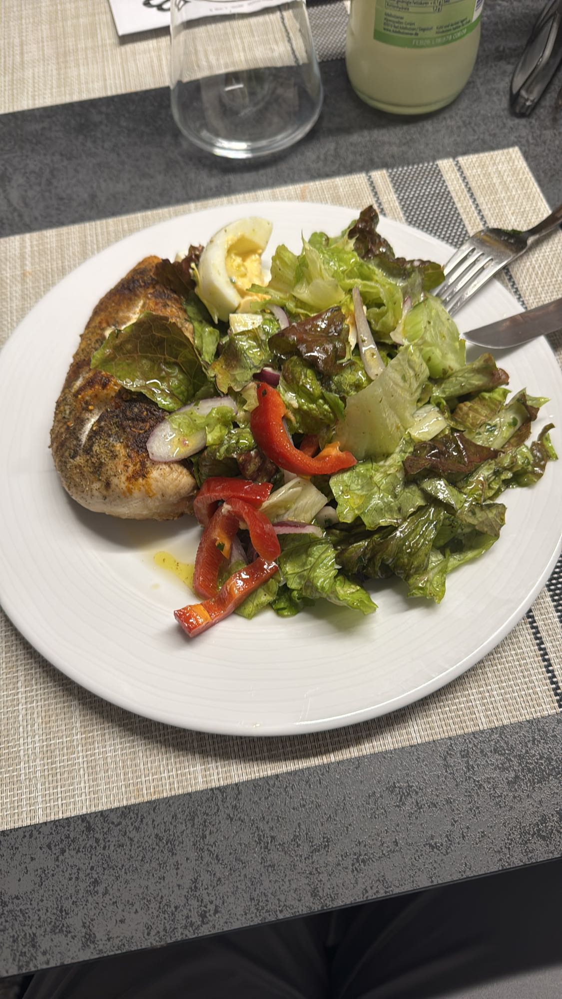 Gegrilltes Hähnchen mit Salat