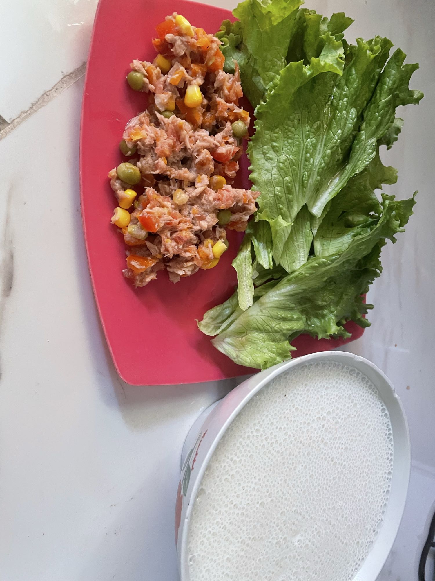 Ensalada de atún y batido