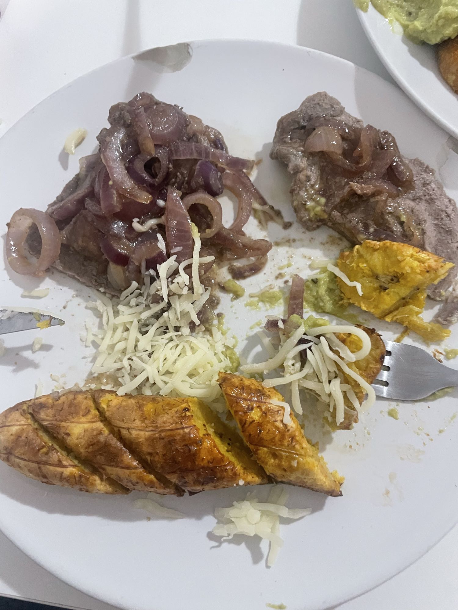 Carne encebollada y plátano