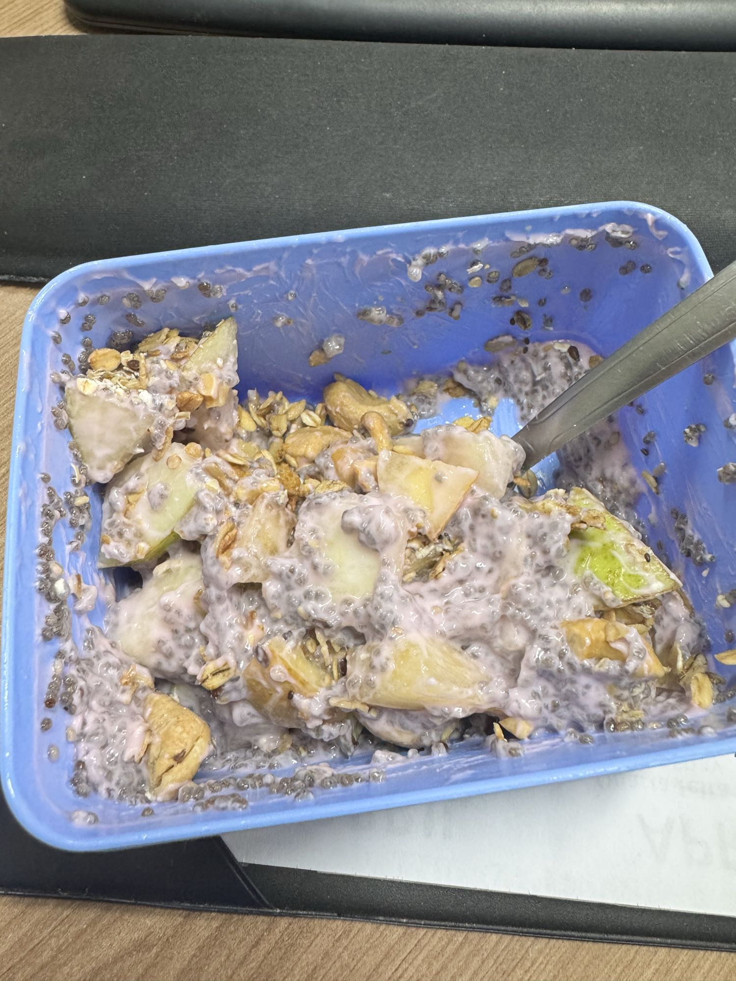 Iogurte com frutas e chia