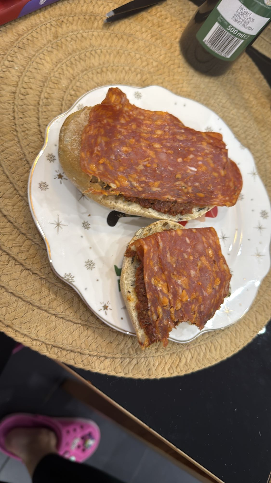 kanapka z chlebem i salami