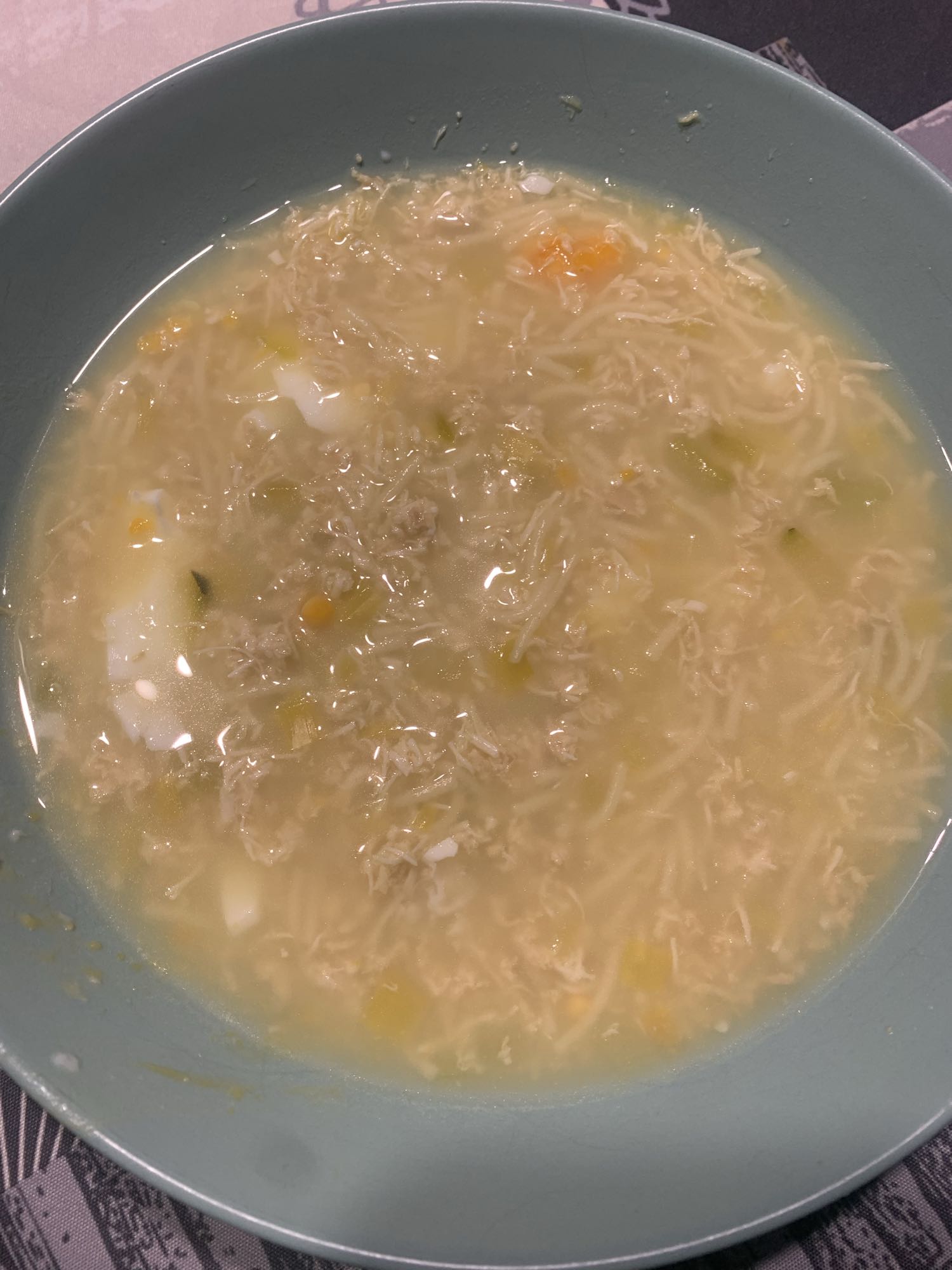 Sopa de pollo con fideos
