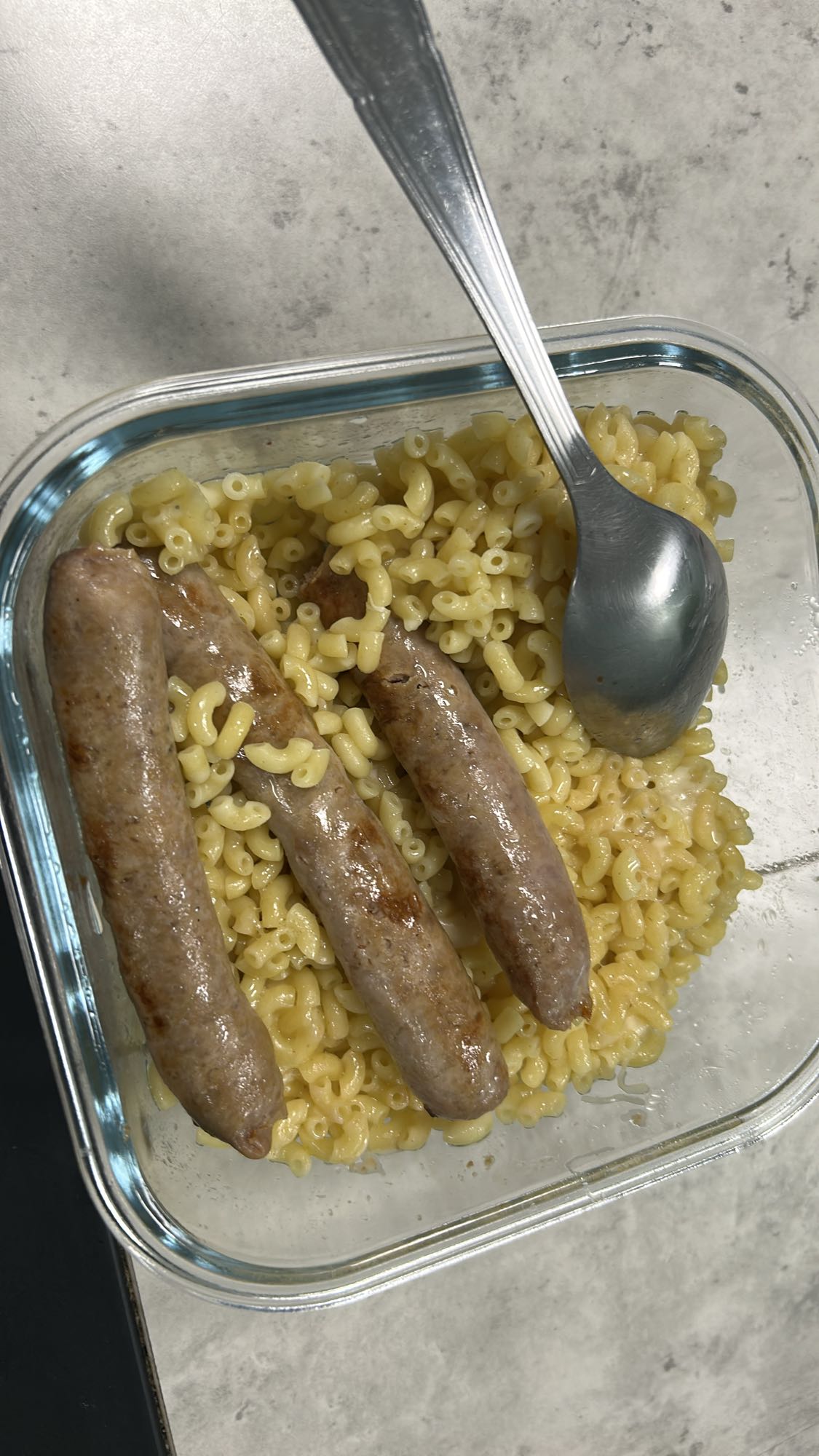 Coquillettes au fromage et trois chipolatas